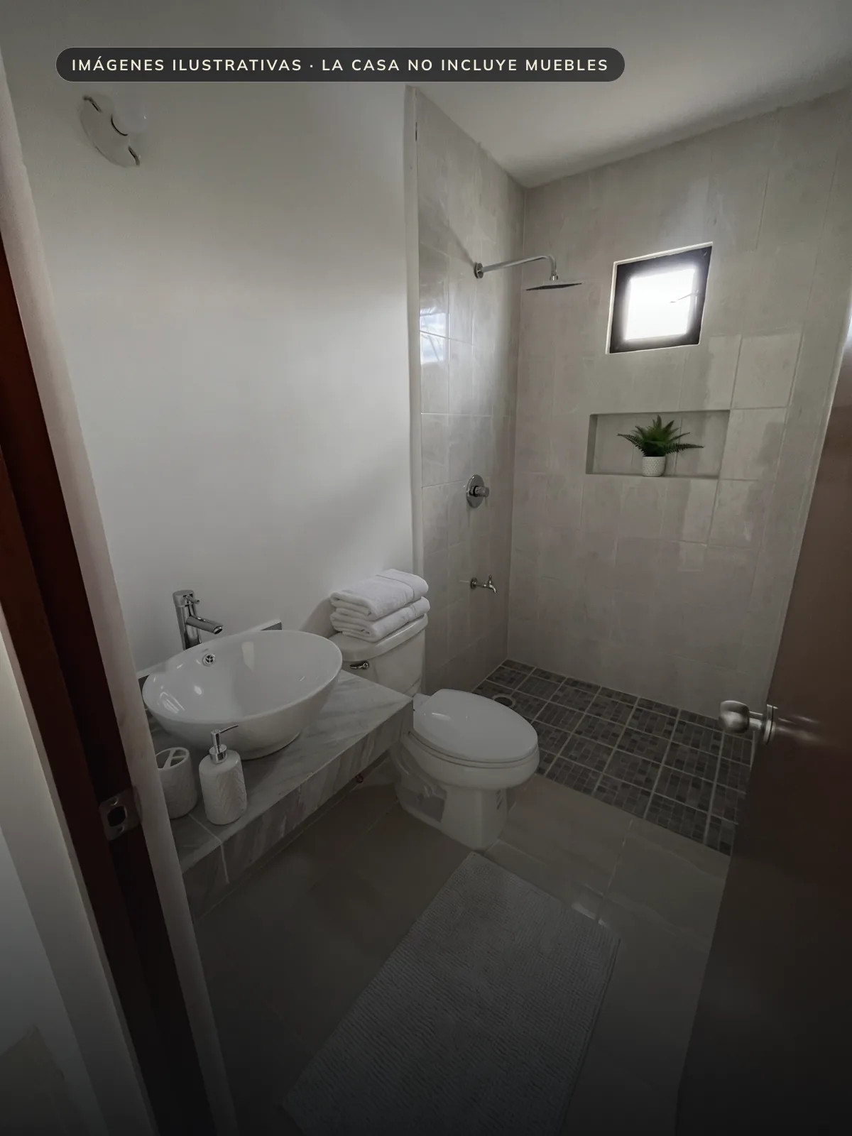 Baño completo en planta alta con regadera, nicho embutido y lavabo de sobreponer