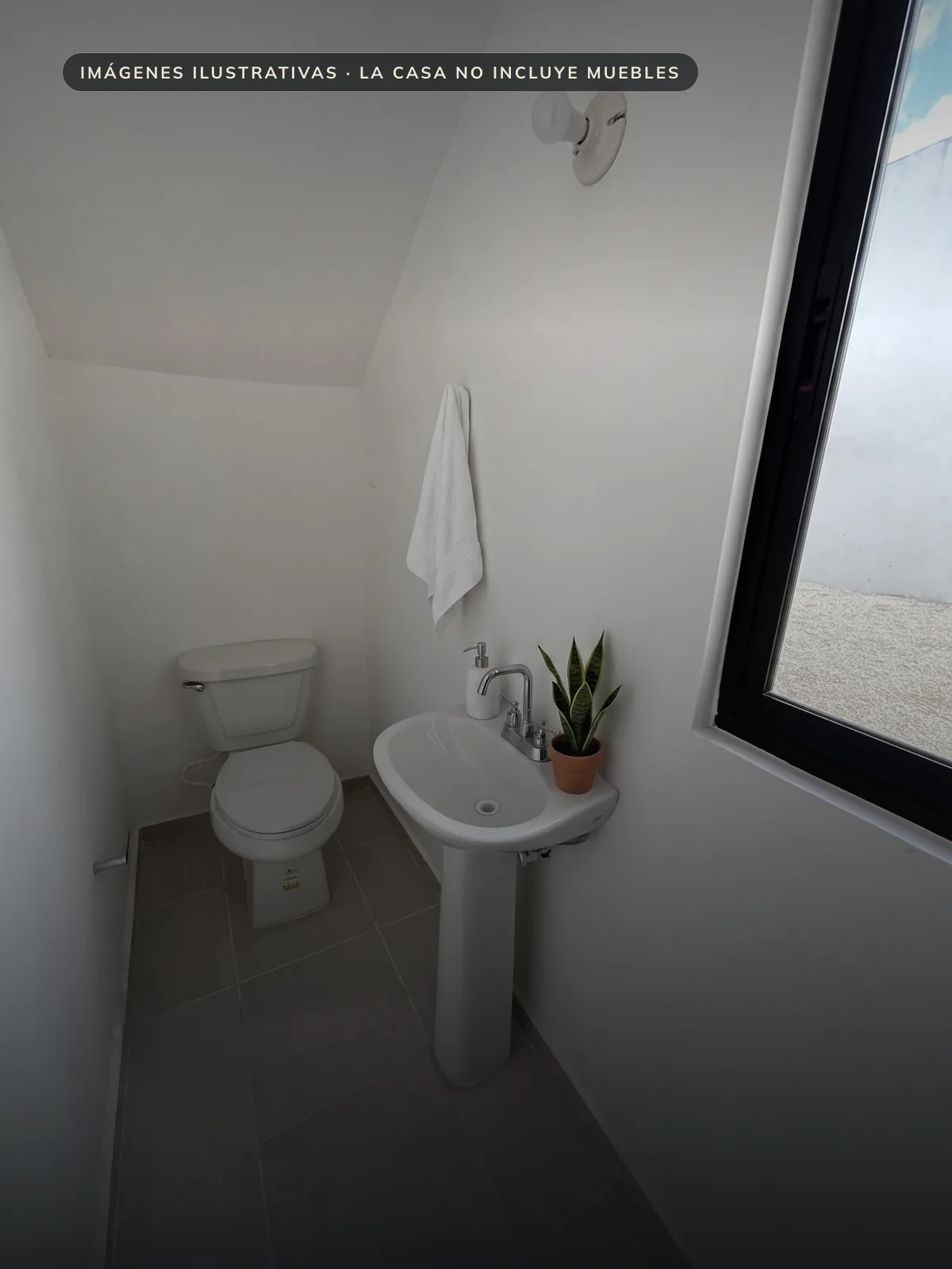 Baño de visitas en planta baja con lavabo de pedestal e inodoro blanco