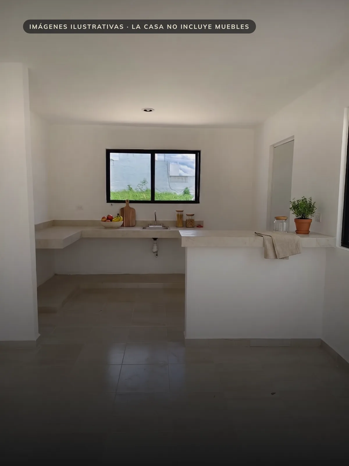 Cocina con meseta de recubrimiento cerámico tipo mármol, tarja y ventana sobre el fregadero
