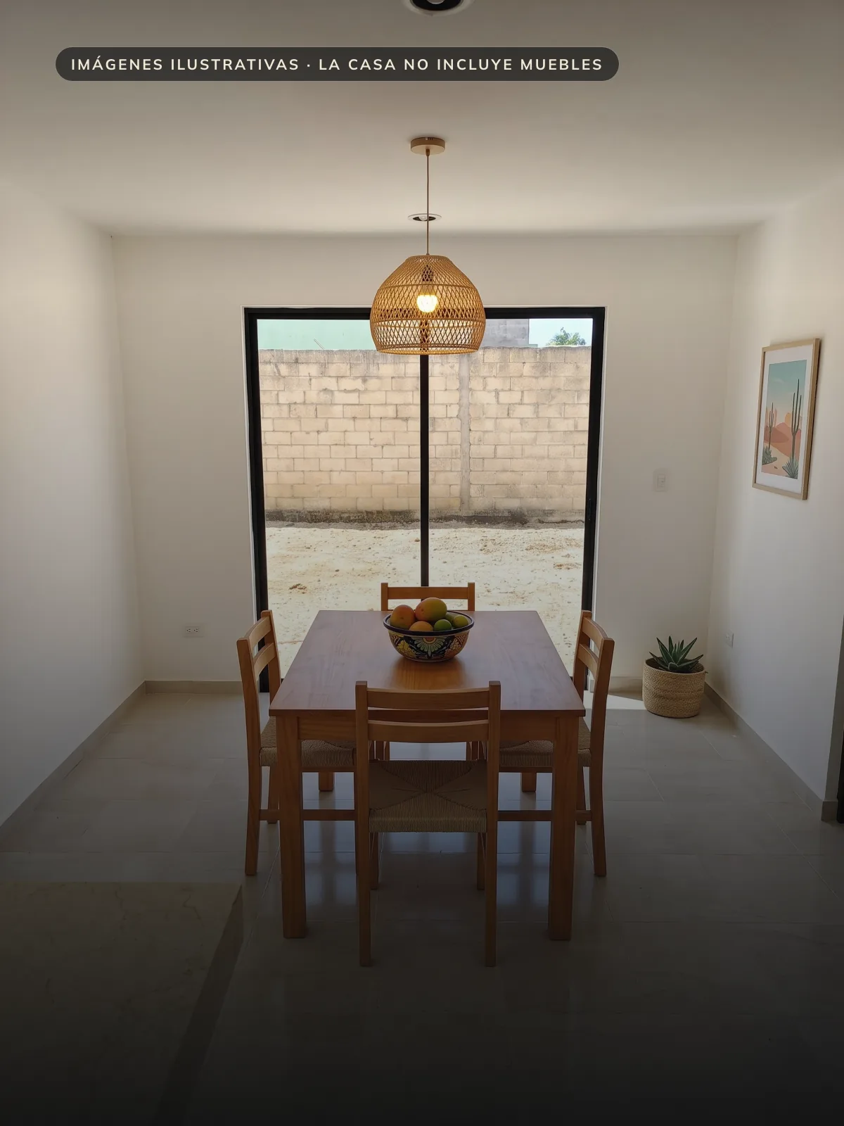 Comedor con ventanal corredizo de marco negro que abre al patio trasero