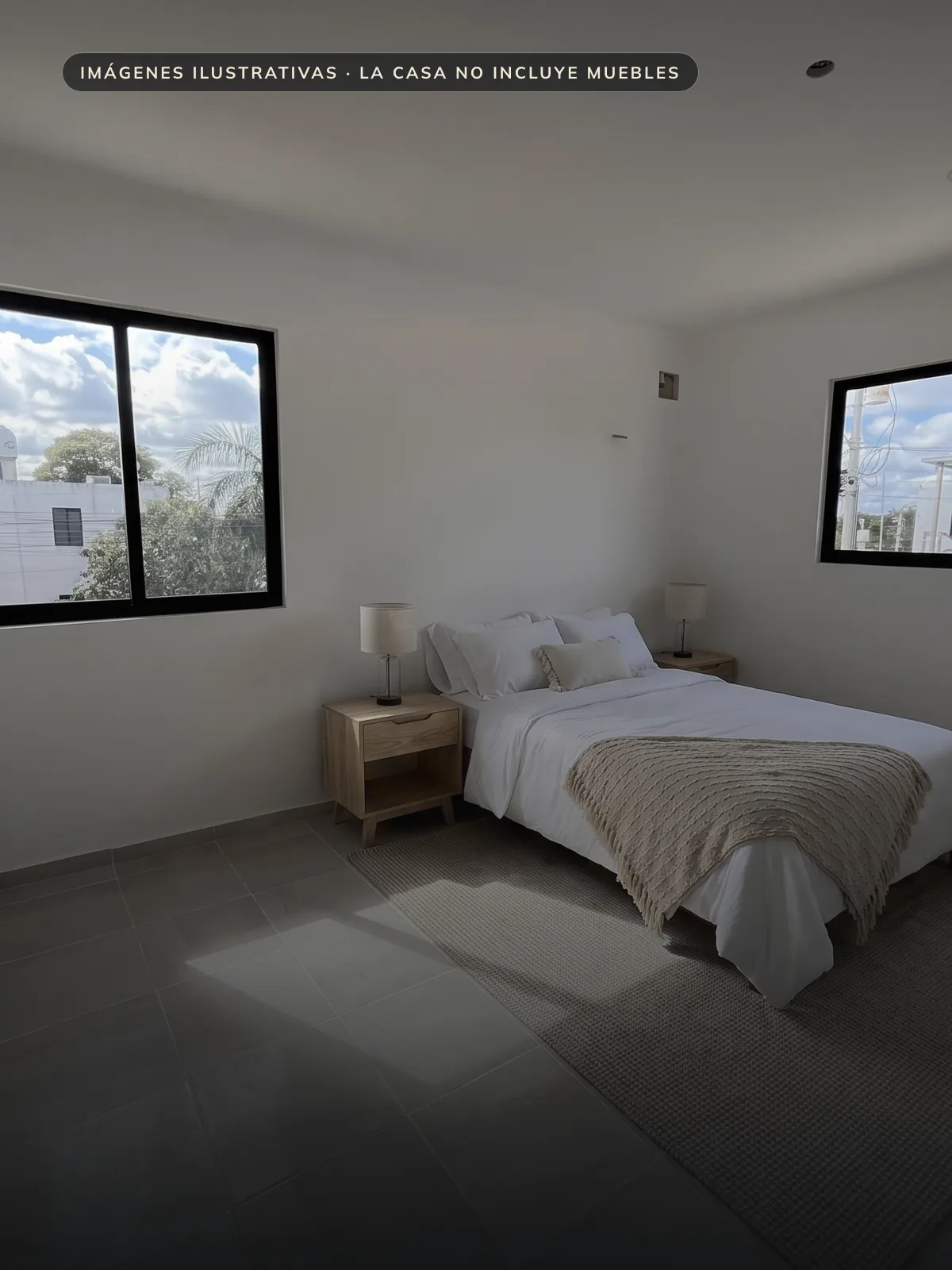Recámara principal con dos ventanas y luz natural sobre el piso cerámico