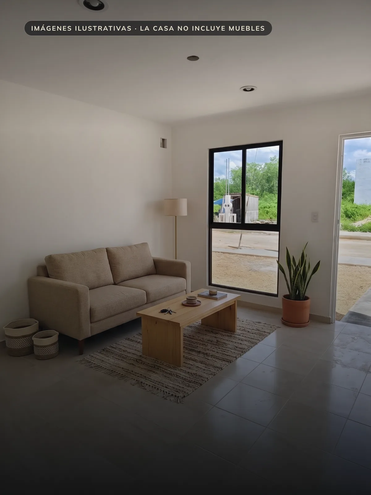 Sala vacía con piso cerámico claro y ventana amplia hacia la calle