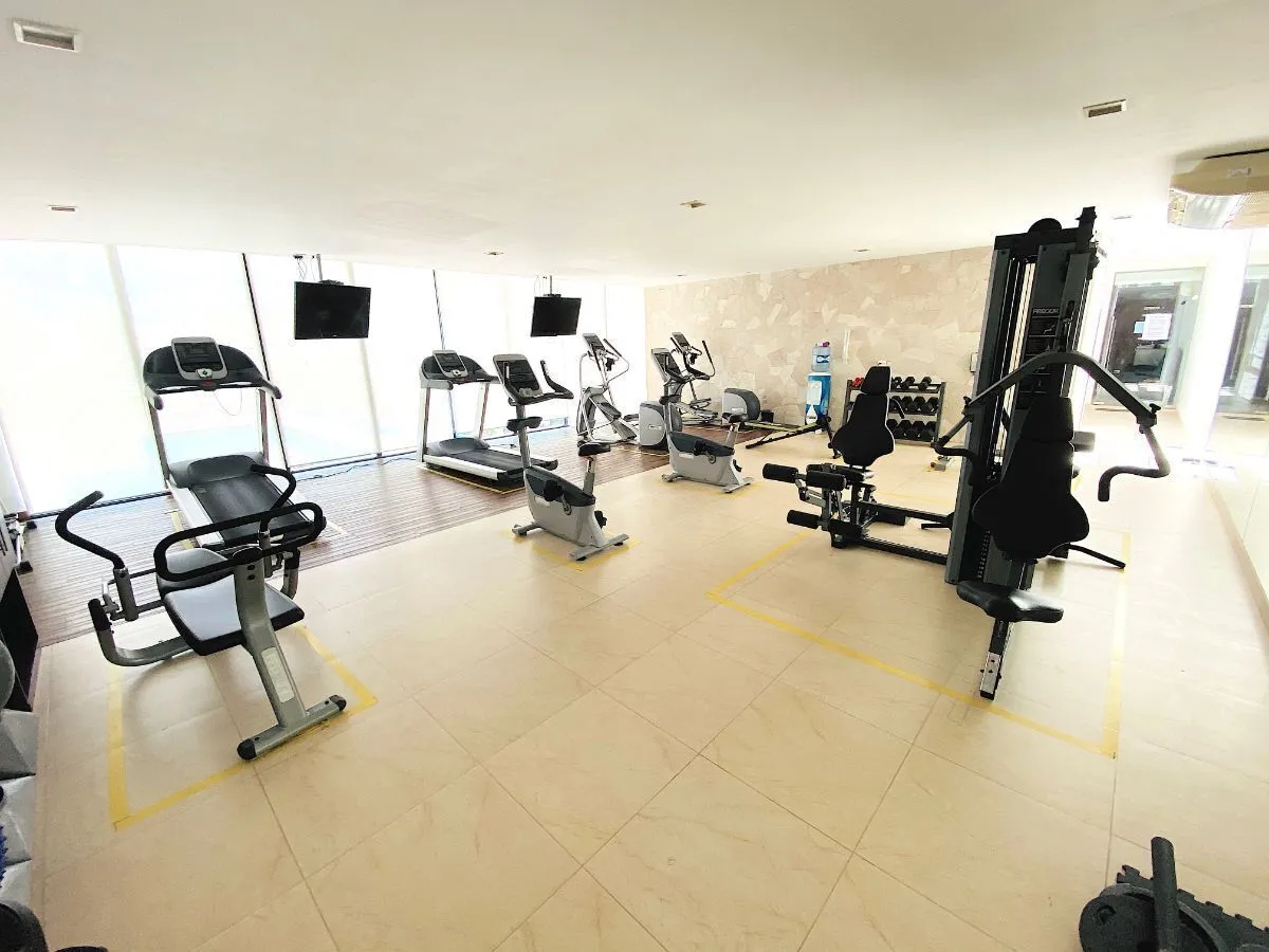 Gimnasio con caminadoras, bicicletas fijas, multifuncional y mancuernas