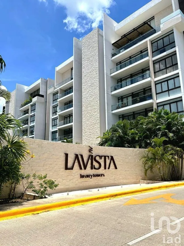 Jardín tropical privado de la terraza en planta baja, con la luz de la mañana entre las palmas
