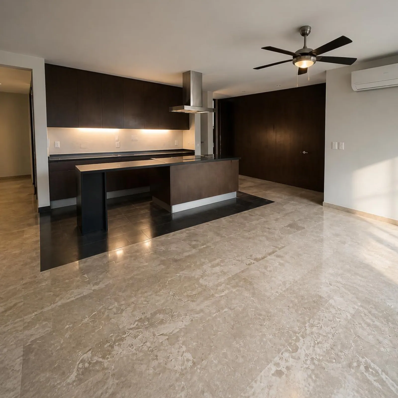 Cocina integral en madera oscura con barra larga e isla de granito negro