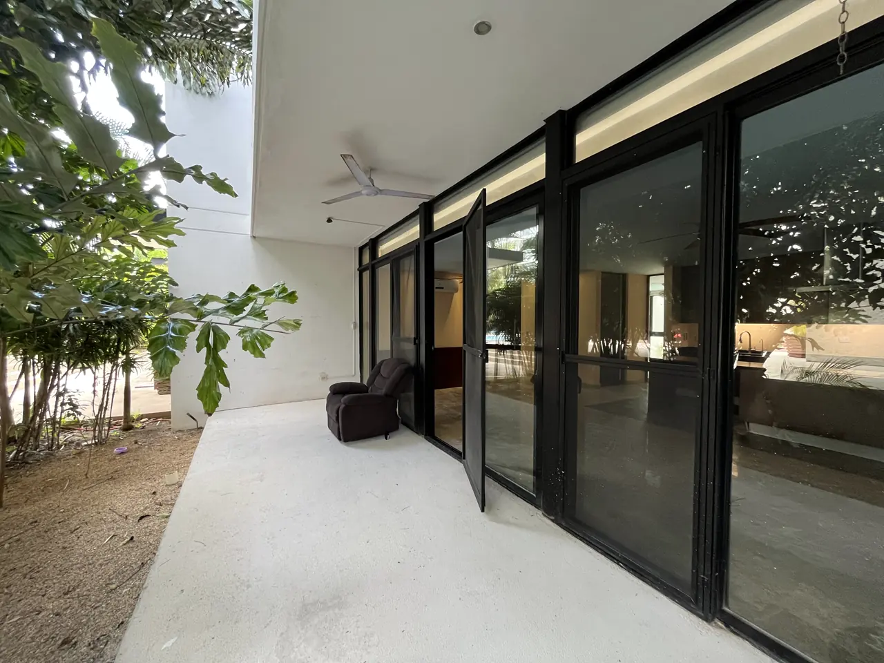 Terraza con las puertas corredizas abiertas hacia la sala