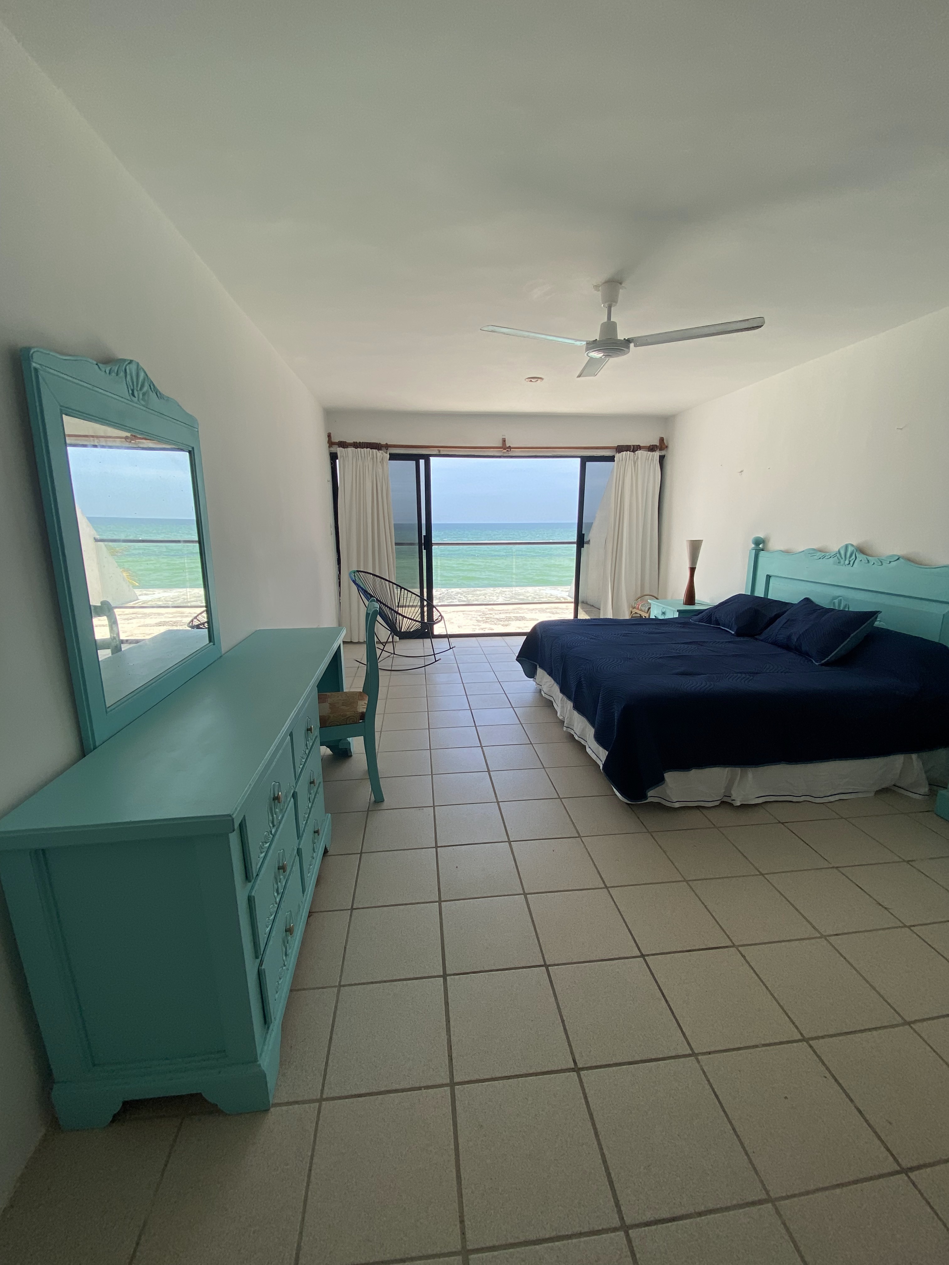 Recámara con cama king size y vista al mar